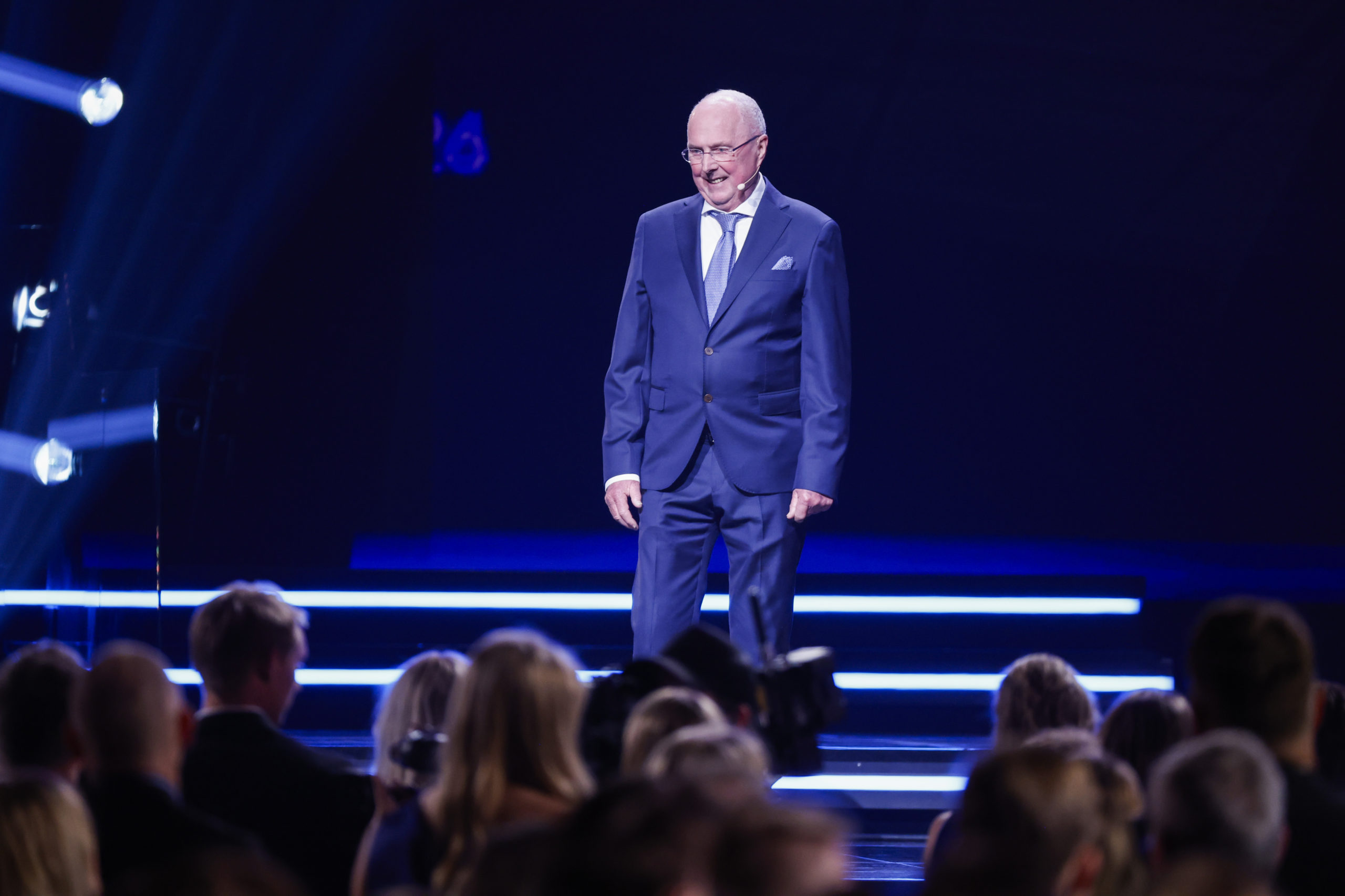 Svennis på scen under Idrottsgalan.