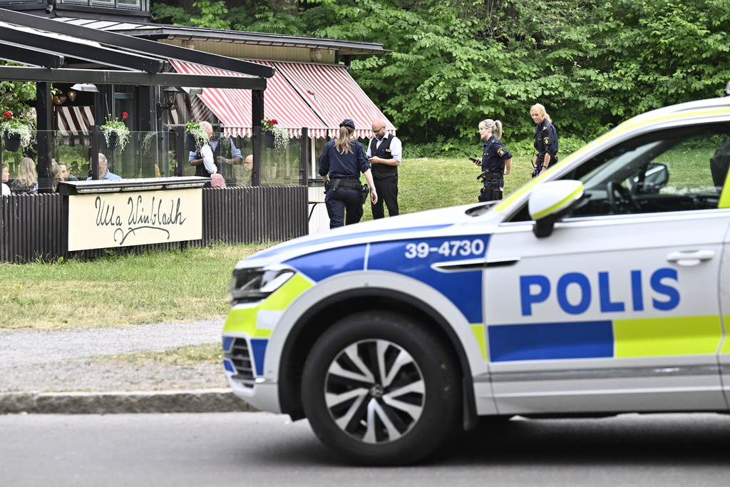 Polisbil framför en restaurang på Djurgården.